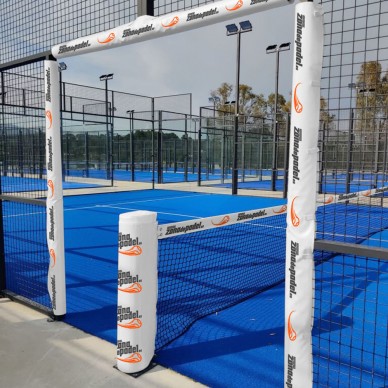 Beschermer van de padelbaan deur