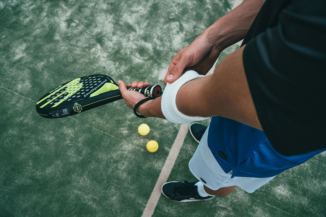 Speler padel op baan