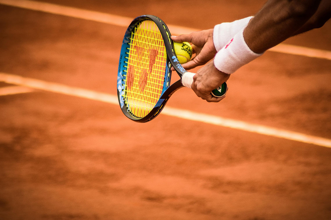 tennis racket op baan