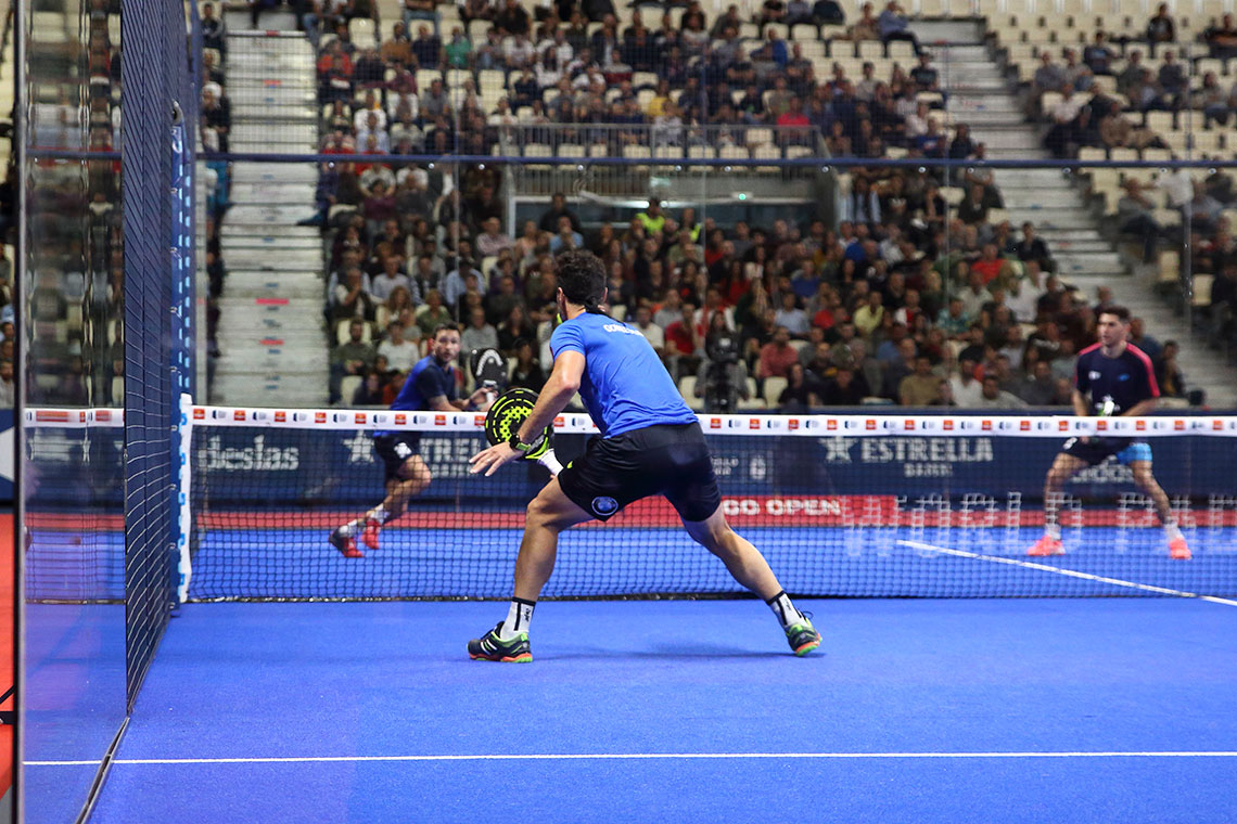 Partido de pádel WPT jugando en pista